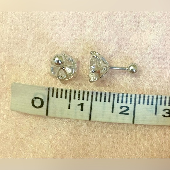 Pure Platinum & 1 CT Moissanite studs - Picture 8 of 8